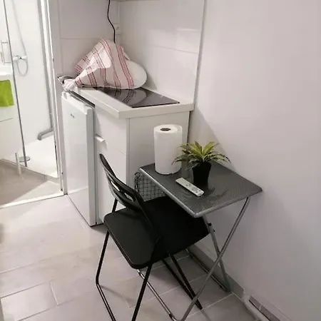 Petit Rénové à La Place Comédie *