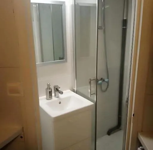 Petit Renove A La Place Comedie Apartmán